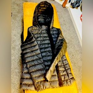 Cole Haan Black puffer jacket with black trim fur. Lightweight